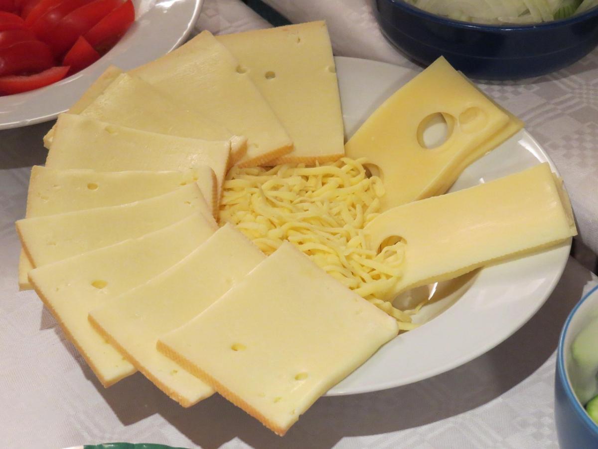 Raclette par personne : quantités recommandées pour un repas convivial